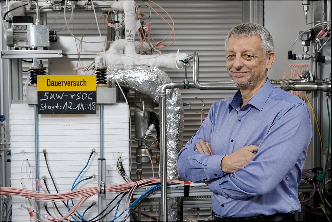 Prof. Ludger Blum neben reversibler Hochtemperatur-Brennstoffzelle am Institut für Energie- und Klimaforschung (IEK-3) (Foto: Forschungszentrum Jülich / R.-U. Limbach)