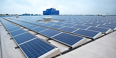 Hier sehen Sie die Solarmodule auf dem Dach von TEDi in Dortmund