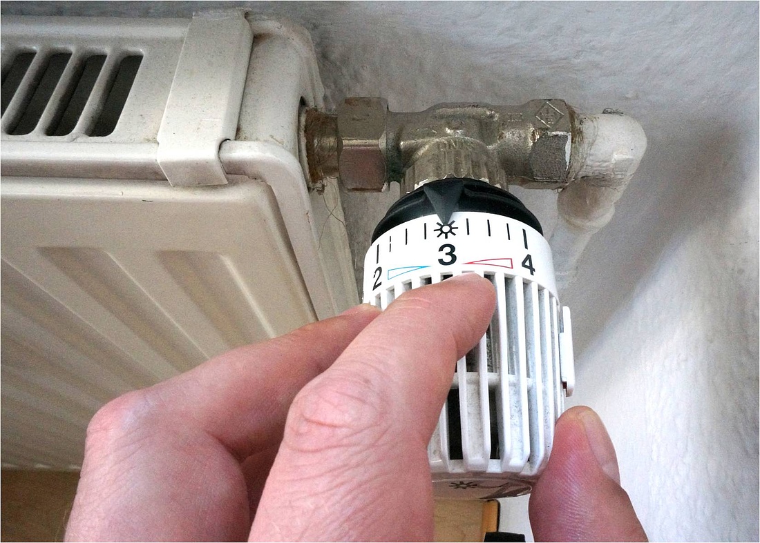 Über das Drehen des Thermostatkopfes lässt sich das Ventil des Heizkörpers öffnen und schließen. (Foto: energie-experten.org)