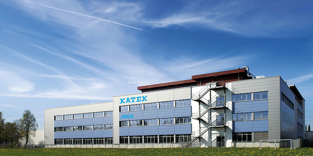 Das Gebäude zeigt das KATEX-Gebäude in Memmingen von außen.