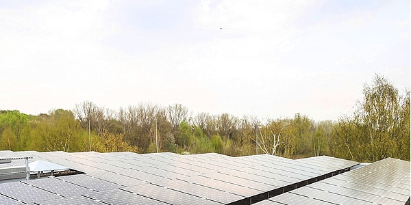 Das Bild zeigt die Solaranlage des "Haus 2019" des Umweltbundesamtes in Berlin-Marienfelde