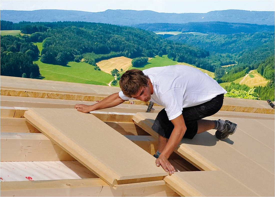 Natürliche Holzfaserdämmplatten sorgen auf dem Dach zu jeder Jahreszeit für ein angenehmes Raumklima. (Foto: Verband Holzfaser Dämmstoffe e.V. (VHD))