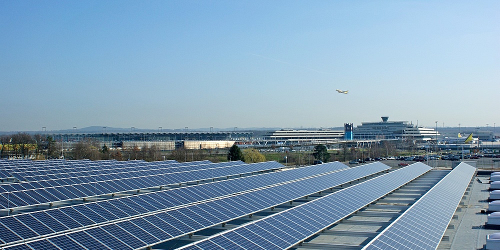 Hier sehen Sie die PV-Anlage auf dem Frachtzentrum des Flughafens Koeln/Bonn