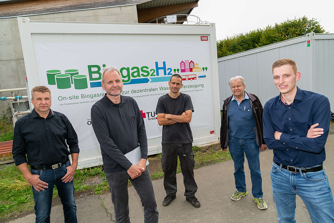 Forschende der TU Graz erzeugen gemeinsam mit Partnern direkt bei einer bestehenden Biogasanlage hochreinen Wasserstoff aus echtem Biogas. (Foto: © Frankl - TU Graz)