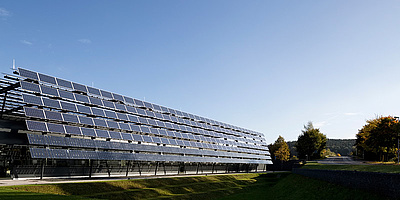Das Bild zeigt die Solarpaneele an der Fassade des Neubaus.