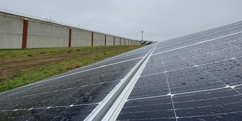 Das Bild zeigt den Solarpark der JVA Uelzen