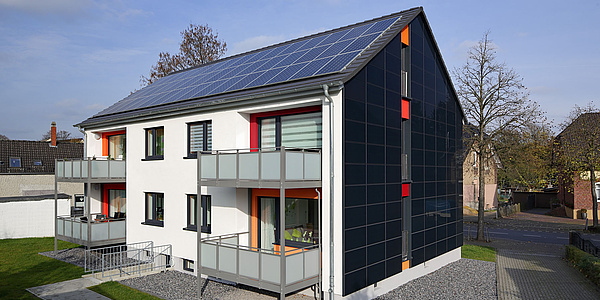Hier sehen Sie das zum Plusenergiehaus sanierte Mehrfamilienhaus in Bottrop