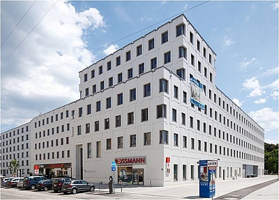 Der RegerHof in München besticht durch eine dreidimensionale Metallic-Oberfläche der Fassadendämmung, die sich von unten nach oben aufbaut. (Foto: Sto SE & Co. KGaA)
