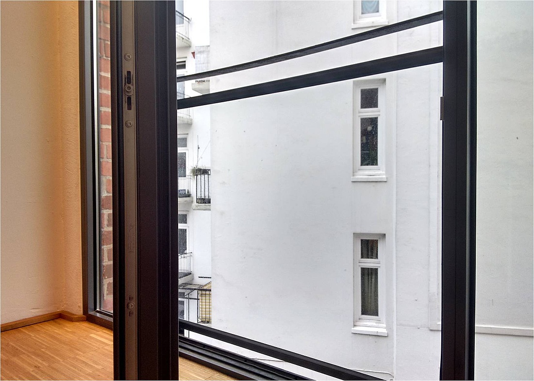 Eine verglaste Absturzsicherung hat die Vorteile, dass durch die bodentiefen Fenster weiterhin eine ungehinderte Durchsicht und maximaler Lichteinfall gewährleistet wird. (Foto: energie-experten.org)