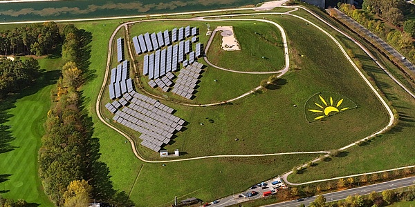 Das Bild zeigt den Solarberg aus der Luftaufnahme.