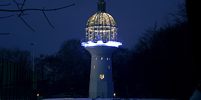 Hier sehen Sie den Solinger Lichtturm bei Nacht