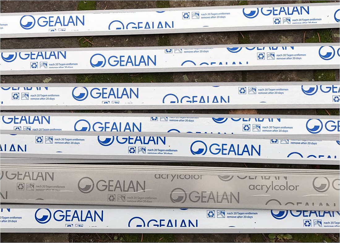 Bei den acrylcolor Kunststoff-Abdeckleisten von Gealan werden der weiße PVC-Grundkörper und das farbige Acrylglas miteinander verschmolzen, sodass eine seidenmatte, farbige Profilaußenfläche entsteht. (Foto: energie-experten.org)