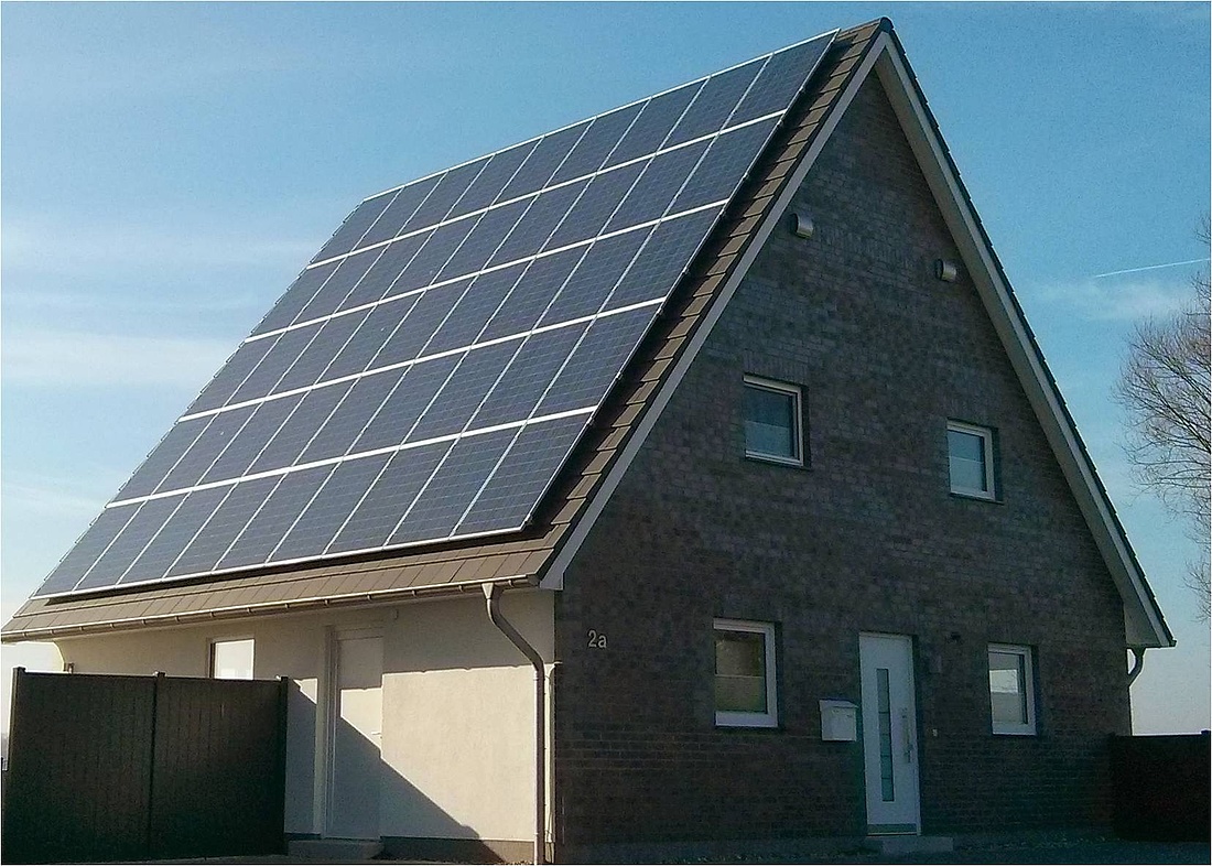 Dieses Bild zeigt ein Einfamilienhaus mit Satteldach auf dessen ganzer linker Dachseite eine Photovoltaikanlage installiert wurde. (Foto: energie-experten.org)