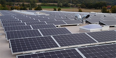 Das Bild zeigt die Photovoltaikanlagen auf den Dächern der Werkstatt.
