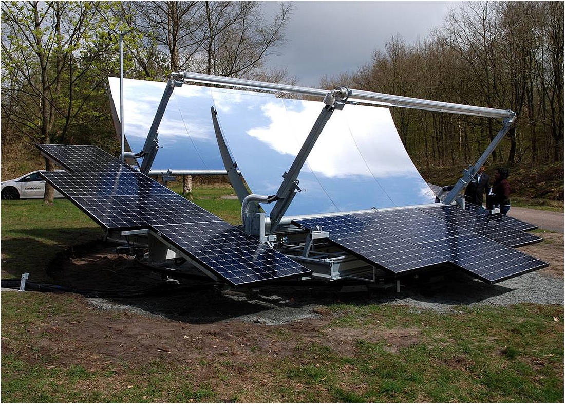 Hier sehen Sie ein Bild der SunOyster, eine Solaranlage mit zweiachsig nachgeführtem Parabolspiegel, der Sonnenlicht konzentriert auf Konzentrator-Photovoltaik-Zellen lenkt. (Foto: SunOyster Systems GmbH)