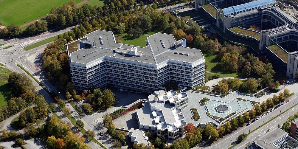 Das Bild zeigt das Gebäude der Deutschen Rentenversicherung aus der Vogelperspektive.