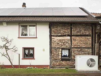 Moderne Wärmepumpen wie die WPL 25 von STIEBEL ELTRON sind in der Lage, auch alte Häuser ohne Fußbodenheizung effizient zu beheizen. (Foto: STIEBEL ELTRON GmbH & Co. KG)