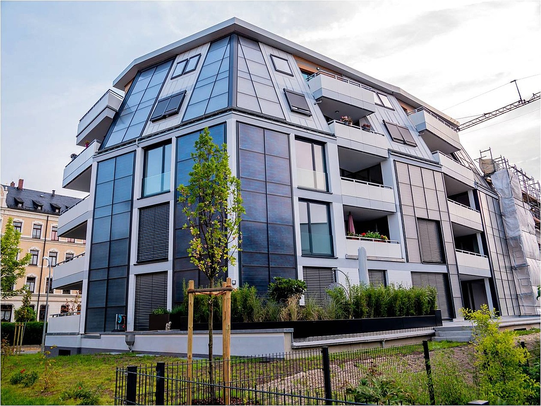Hier sehen Sie ein Bild eines als Sonnenhaus konzipierten Mehrfamilienhauses mit einer modernen, futuristisch anmutenden Solararchitektur in Chemnitz.