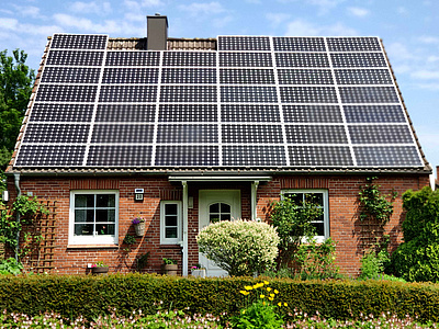 Das BMF-Schreiben vom Juni 2021 weist die Finanzämter an, auf Antrag des Betreibers, die Einkommensteuer-Pflicht für privat genutzte Solarstrom-Anlagen unter 10 kW aufzuheben. (Foto: energie-experten.org)