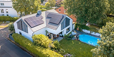 Photovoltaikanlage auf Einfamilienhaus in NRW Komplettansicht mit Pool und Garten