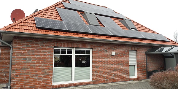 Das Bild zeigt das Haus Vinke in Norden mit der neuen Solaranlage (Foto: © Uwe Vinke)