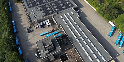 Das Bild zeigt eine Luftaufnahme des Busbetriebshofs mit Solaranlage.