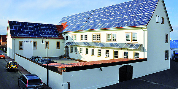 Das Bild zeigt das GAIA-Firmengebäude mit den PV-Modulen auf dem Dach.