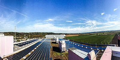 Das Bild zeigt eine Solaranlage auf dem Dach des Drogerieunternehmens dm