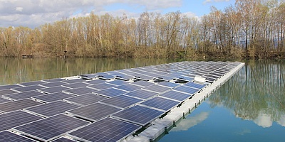 Auf dem Baggersee in Leimersheim schwimmen 3.744 Solar-Panele auf 6.500 Schwimmkörpern. (Foto: Erdgas Südwest GmbH)