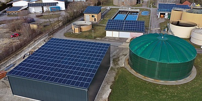 Hier sehen Sie die Solaranlage auf dem Dach des Klärwerks in Offingen