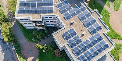 Mieter des Bochumer Mehrgenerationenprojekts buntStift werden mit Solarstrom vom eigenen Solar-Dach versorgt. (Foto: SOLARIMO)
