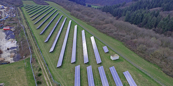 Das Bild zeigt einen Teil des Solarparks in Hontheim aus der Vogelperspektive.