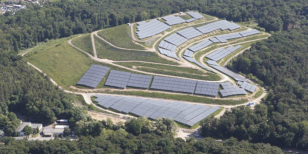 Das Bild zeigt die Solaranlage auf dem Schneckenberg (Foto: RMD Rhein-Main Deponie GmbH)