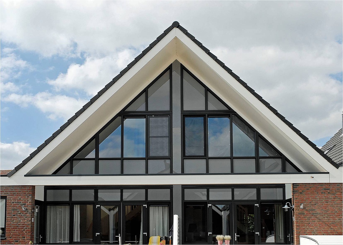 Moderne Giebel-Architektur mit zu einem Dreieck zusammengesetzten Fenstern. (Foto: Verbandes Fenster + Fassade (VFF) / Ventana Deutschland)