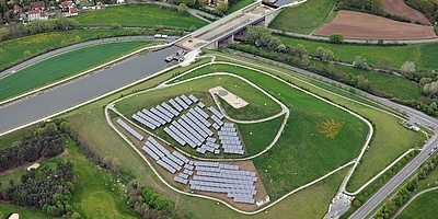 Das Bild zeigt eine Luftaufnahme des Solarbergs in Fürth. 