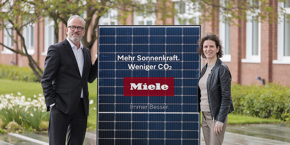 Das Bild zeigt Rebecca Steinhage, Mitglied der Miele-Geschäftsleitung, und Lars-Peter Dierke, Leiter der Miele-Bauabteilung