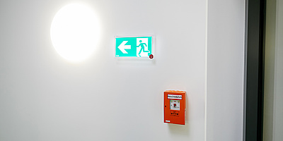 Das Bild zeigt einen Drucktaster, mit dem ein Brand direkt an die Feuerwehr gemeldet werden kann. 
