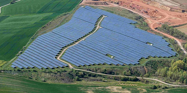 Das bild zeigt den Solarpark Lobbach aus der Luftansicht.