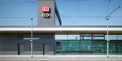 Das Bild zeigt den klimaneutralen Bahnhof in Lutherstadt-Wittenberg von außen.