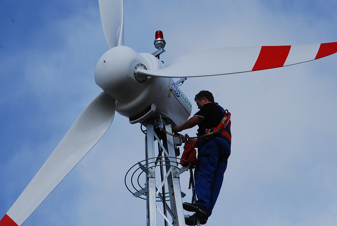 Montage eines 10 kW Kleinwindgenerators (Foto: Lely Aircon / klein-windkraftanlagen.com)