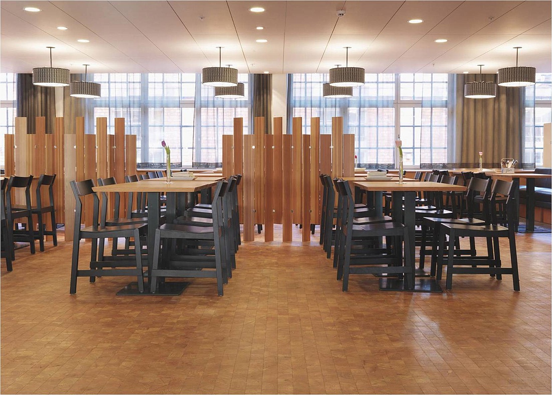 Holzpflaster aus Lärche mit versiegelter Oberfläche in einem Restaurant. (Foto: Fachverband Holzpflaster/ OPW Oltmanns & Willms)