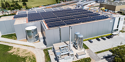 Das Bild zeigt Deutschlands aktuell größte Solarthermie-Dachanlage 