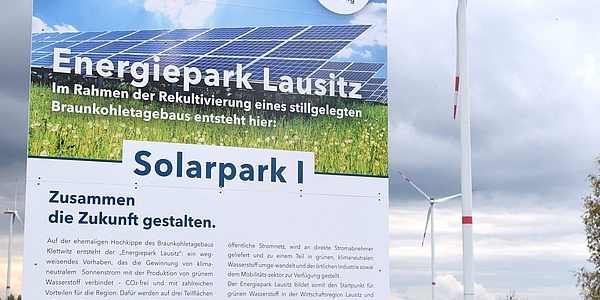 Das Bauschild kündigt es an: Hier entsteht mit 90 MW der erste Solarpark des Energiepark Lausitz. (Foto: GP JOULE)