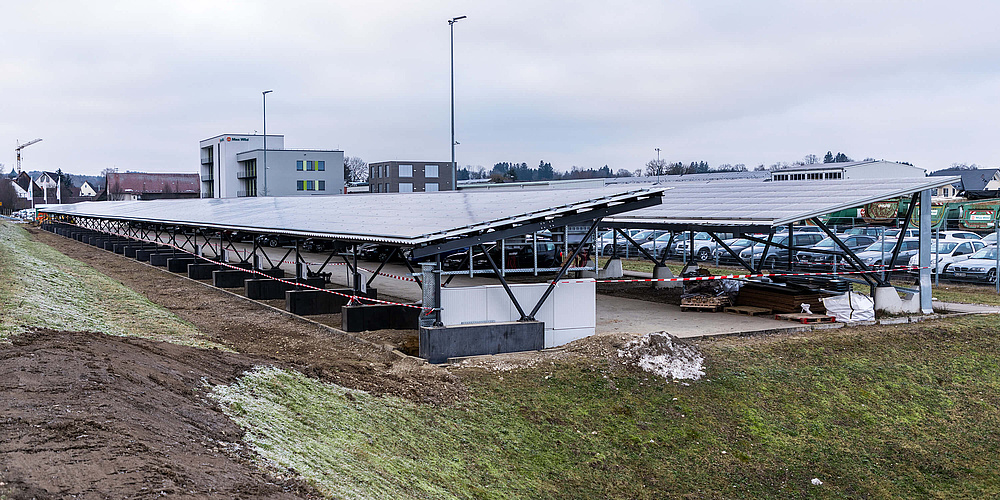Pilotprojekt für die E-Mobilität: Der neue Solarcarport von Max Wild mit zehn Ladeplätzen für E-Fahrzeuge. (Foto: Max Wild GmbH)
