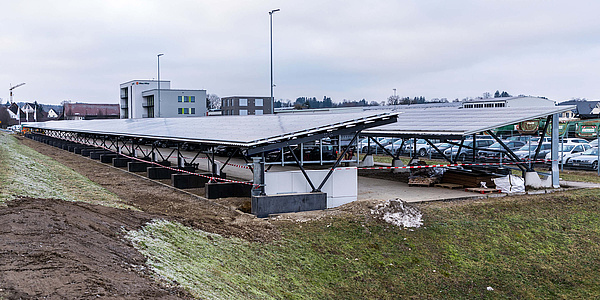 Pilotprojekt für die E-Mobilität: Der neue Solarcarport von Max Wild mit zehn Ladeplätzen für E-Fahrzeuge. (Foto: Max Wild GmbH)