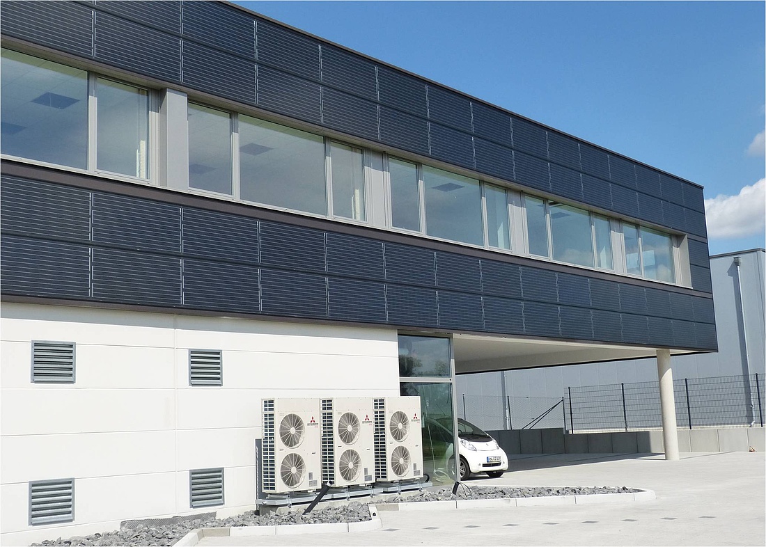 Die „Energiefabrik“ ist ein vollständig energieautarker Büro- und Werkstattkomplex in Neuenstadt am Kocher in Baden-Württemberg, der u.a. auch durch eine Photovoltaik-Fassade mit Solarstrom versorgt wird. (Foto: IBC SOLAR AG)