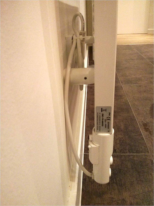 Der Stromanschluss des Handtuchheizkörpers erfolgt in der Regel ganz einfach über eine Wandsteckdose. (Foto: energie-experten.org)