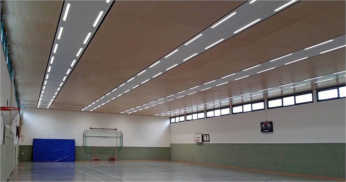 Deckenstrahlplatten in einer Sporthalle (Foto: Best GmbH)