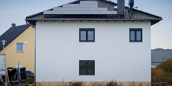 Das Bild zeigt das Haus in Hoppegarten mit der Solaranlage auf dem Dach. 