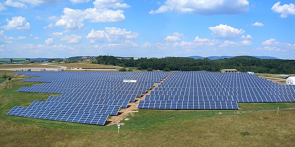 Das Bild zeigt den Solarpark in Sembach